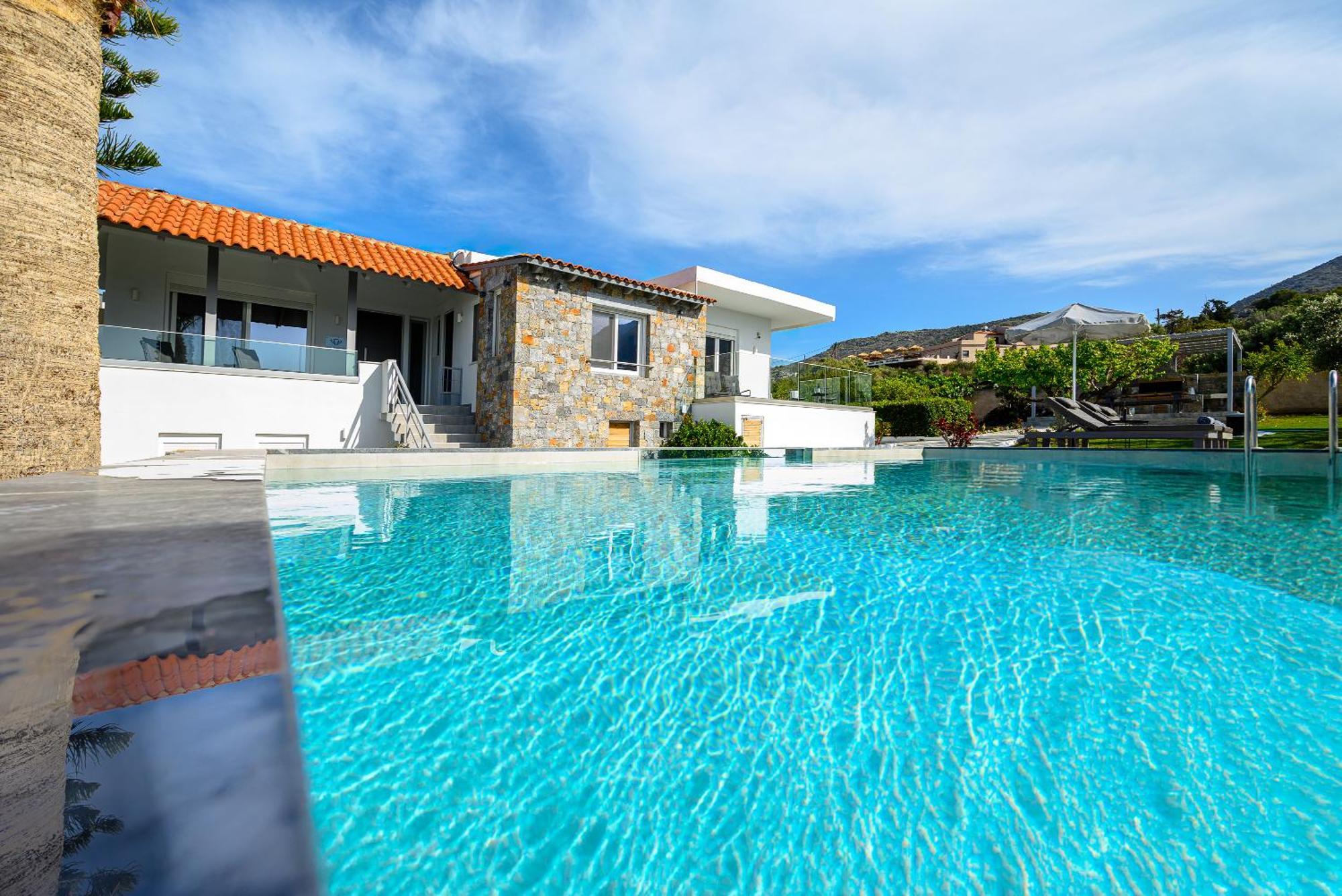 Queen'S Gem Luxury Villa - Heated Jacuzzi & Pool ヘルソニソス エクステリア 写真