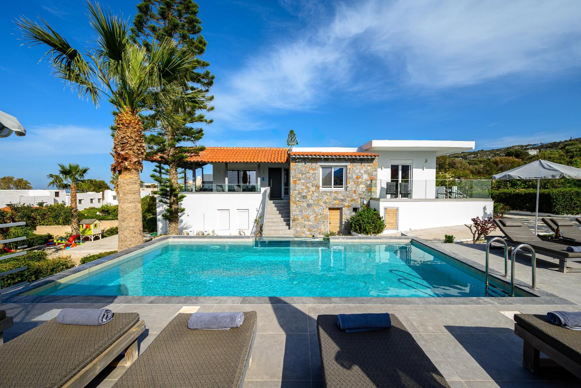 Queen'S Gem Luxury Villa - Heated Jacuzzi & Pool ヘルソニソス エクステリア 写真